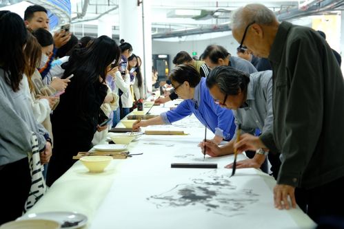 一場(chǎng)文化藝術(shù)與高校的 碰撞 汴梁書畫研究院走進(jìn)商丘學(xué)院應(yīng)用科技學(xué)院